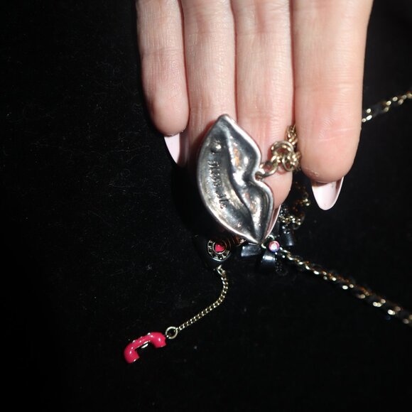 RARE Betsey Johnson Valentines Day Lips Kiss Me Charm necklace love gold tone - Picture 6 of 9